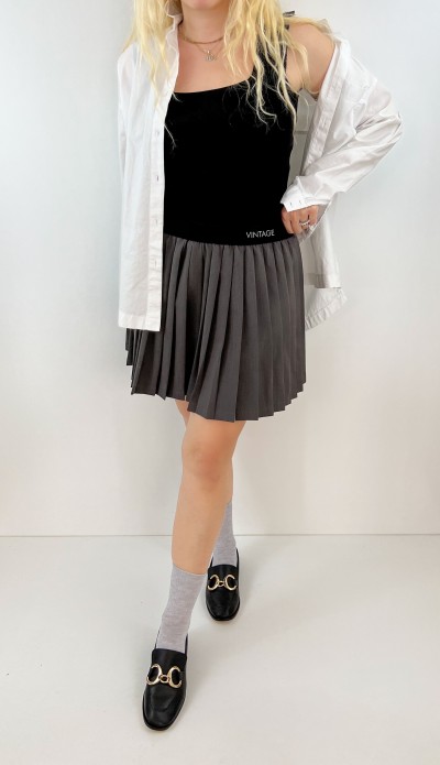 Gri pileli mini etek