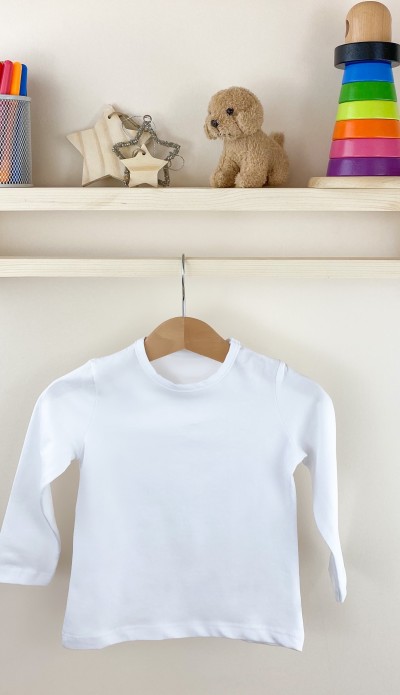Beyaz uzun kollu pamuklu bebek tişört